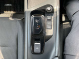 オ-トブレーキホールドは、信号待ちなどブレーキを踏んで停車した後に、ブレーキペダルから足を離してもブレーキ力を保持するので、足の疲れを軽減します。