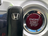 【Hondaスマートキー】カバンやポケットに入れたままでもドアの施錠・解錠が可能なスマートキーを装備。エンジンのオン・オフ時もカギを取り出す必要が無いからとっても便利です♪