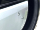 【ブラインドスポットモニター】走行中、ドアミラーの死角になりやすい箇所に後続車が接近するとサイドミラー付近に警告を表示、ドライバーに注意喚起をしてくれます。