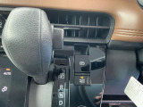 電動パーキングブレーキは、従来の足踏み式に比べ、しっかりと車をホールドしてくれるので安心です。女性の方には特に安心いただける装備です