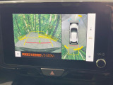 【パノラミックビューモニター】専用のカメラにより、上から見下ろしたような視点で360度クルマの周囲を確認することができます☆死角部分も確認しやすく、狭い場所での切り返しや駐車もスムーズに行えます。