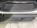 メーカーオプションの【ユニバーサルステップ】を装備。スライドドアと連動したステップにより、小さなお子様の乗り降りがし易くなります♪