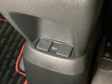 アームレストの後ろ側には、リア席用の充電可能なUSB端子が2個ついています。移動中に充電もできるので便利です。