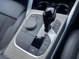 【シフトノブ】BMWの高性能オートマチックは、ATセレクトレバーを左側に倒すことで、通常の「D」から「S」(スポーツ)または「M」(マニュアル)へと切り替えが可能です。