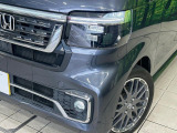 【LEDヘッドライト】悪天候や夜間走行時も良好な視界を確保し安心して運転できる高輝度LEDヘッドライトを装備!点灯速度が早く、消費電力も抑えられています。