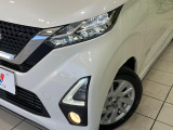 【LEDヘッドライト】悪天候や夜間走行時も良好な視界を確保し安心して運転できる高輝度LEDヘッドライトを装備!点灯速度が早く、消費電力も抑えられています。
