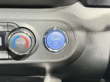 【エンジンスタートボタン】一度使ったら手放せなくなるスマートエントリーキーシステムです。 鞄やポケットの中に入れたままでもエンジン始動ができ、楽チンです。