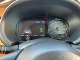 車両情報を的確に伝える先進的なディスプレイを、メーターの中央部に搭載