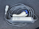 普通充電用の充電ケーブルを搭載しております。