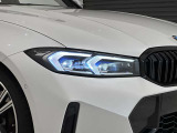 アダプティブLEDヘッドライトはステアリングを切った方向を照らします。