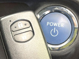 【スマートキー】カバンやポケットに入れたままでもドアの施錠・解錠が可能なスマートキーを装備。エンジンのオン・オフ時もカギを取り出す必要が無いからとっても便利です♪