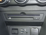 【CD/DVDプレーヤー】運転の際にお好きな音楽やライブDVDなどを流して、楽しくドライブ出来ます♪※DVDを再生した場合、走行中安全の為、画面表示はOFFとなります。