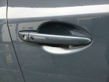 スマートキーを所持している状態でロックボタンを押すと、車両すべてのドアの解錠や施錠を行うことが出来ます。