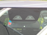 【オートエアコン】一度お好みの温度に設定すれば、車内の温度を検知し風量や温度を自動で調整。暑い&hellip;寒い&hellip;と何度もスイッチ操作をする必要はありません。快適な車内空間には必須の機能ですね♪