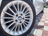 ●純正17インチアルミホイール:輸入車ならではの卓越した走りを支えるホイールと足回りです!日本車の走りに慣れている方にもぜひ体感して頂きたいほど、高いレベルでまとまっています!
