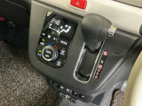 シンプルでスマートな操作のシフトレバーです