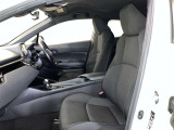 シックな色使いの運転席周りですね。すっきりとしたデザインで上品な色使いです。居心地の良い運転席、長く座ってられるリラックスできるデザインがいいですね。