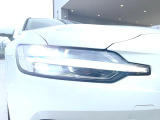 【LEDヘッドライト】明るく眩しいハイビームを先行車や対向車に照射しないオートハイビームを備えたLEDヘッドライト。北欧神話に登場するトールハンマーをモチーフにした、一目でボルボとわかるデザイン。