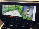 【パノラミックビューモニター】専用のカメラにより、上から見下ろしたような視点で360度クルマの周囲を確認することができます☆死角部分も確認しやすく、狭い場所での切り返しや駐車もスムーズに行えます。