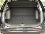 広々としたトランクスペースを備えており、日常の買い物から旅行の荷物までしっかり収納。使い勝手の良い荷室で、さまざまなシーンに対応できます。