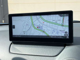 スマートフォンと接続して頂く事で使用可能な「Apple CarPlay/Android Auto」電話の応答は勿論、メッセージの受信やLINE、音楽接続からナビアプリの使用まで幅広く活躍致します。