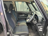運転席・助手席の間には肘置きがあるので、ゆったり運転できます!