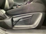 運転席にはドライバーの体型や好みに応じて前後方向だけでなく、高さの調整ができるシートリフターを装備!