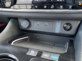 置くだけでQi対応スマートフォンが充電できるワイヤレス充電器採用。他にもタイプAーC端子があります。お手持ちのスマートフォンに合わせて、ご利用下さい。