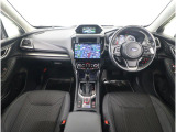 ■視界良好で運転しやすいコックピットです。シンプルで操作性の良いインパネ回りにデザインされ、SUBARUは安全性能に徹底的にまでこだわった視界設計を行っています。