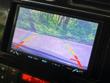 【バックカメラ】駐車時に後方がリアルタイム映像で確認できます。大型商業施設や立体駐車場での駐車時や、夜間のバック時に大活躍!運転スキルに関わらず、今や必須となった装備のひとつです!