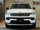 伝統のセブンスロットルグリルが一目でJeepと分かります。