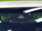 【プリクラッシュセーフティ】前方の車両等を検知し、衝突しそうな時は警報で注意を促し、ブレーキを踏む力をサポート。ブレーキを踏めなかった場合は衝突被害軽減ブレーキが作動、衝突回避をサポートします。