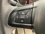 運転中、オーディオの操作をしてて、ハッとしたことはありませんか?ステアリングスイッチは、運転中でもハンドルでオーディオの操作が可能です。安全なドライブをサポートします。
