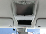 天井には、オーバーヘッドコンソール。サングラスホルダーホルダーが、ございます。