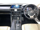 運転席周りのレイアウトをご覧ください。ナビゲーションが綺麗に装着されすっきり収まってますね!