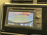 リバースギアに入れるだけで後方の表示へ切り替わります。夜間や雨の日の駐車も楽になりますよ。