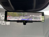 【インテリジェントルームミラー】車両後方のカメラ映像をミラー面に映し出すので、同乗者や積荷などの車内状況や天候などに影響されずいつでもクリアな後方視界が得られます。