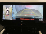 【パノラミックビューモニター】映像で、見づらい車両周辺の確認をアシスト。クルマを真上から見ているような映像を表示。 運転席から確認しにくい車両周囲の状況を把握。