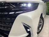 【三眼LEDヘッドライト】スタイリッシュな見た目の三眼LEDヘッドライトを装備♪スタイルだけでなく、夜間の走行も視界良好で安心してお乗りいただけます。
