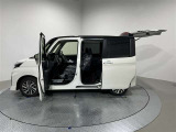 広々とした室内が特徴のコンパクトカーです。