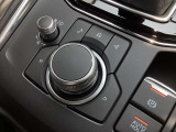 「MAZDAコネクト」コマンダー部 手元を見ることなく操作出来るように左手を自然に降ろした位置に設置。シンプルで使いやすく、機能を覚えやすいボタン配置になっています。