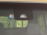 【スマートアシスト】走行中に前方の車両等を認識し、衝突しそうな時は警報とブレーキで衝突回避と被害軽減をアシスト。より安全にドライブをお楽しみいただけます。