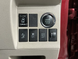 パワースライドドアが付いています。ワンタッチで簡単にお子様でも、お年寄りの方でも、開閉できますからとても便利です。キーレスや車内スイッチでも自動でドアの開閉ができます。