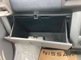グローブボックスは奥行きがあり、日常品や車検証、その他の収納に便利です!