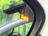 【ブラインドスポットモニター】走行中、ドアミラーの死角になりやすい箇所に後続車が接近するとサイドミラーのレンズに警告を表示!ドライバーに注意喚起をしてくれます。