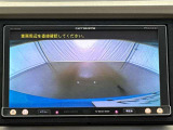 【バックカメラ】ギアをリバースに入れれば自動的にモニターが切り換わるので、車庫入れや後退確認がラクラク OKです!