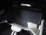 置くだけ充電搭載!コードレスで車内でも気軽に充電可能です♪