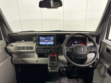大きなフロントガラスで見えやすい運転ができます。