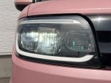 【LEDヘッドライト】悪天候や夜間走行時も良好な視界を確保し安心して運転できる高輝度LEDヘッドライトを装備!点灯速度が早く、消費電力も抑えられています。