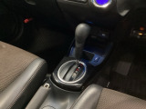 シンプルでとても使いやすいフロアシフトに、パーキングブレーキはハンドタイプのサイドブレーキです。